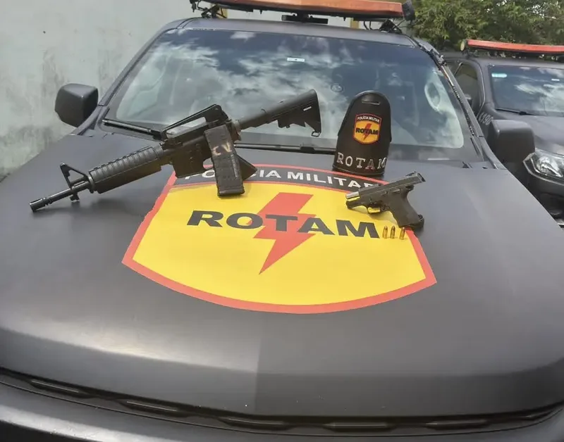 Fuzil com símbolos do Comando Vermelho é achado em carro roubado em Goiás