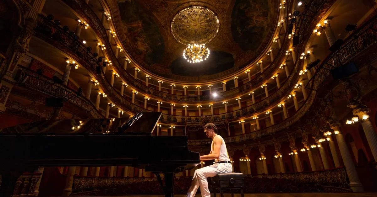 Bruno Hrabovsky leva repertório do Queen ao piano do Theatro da Paz