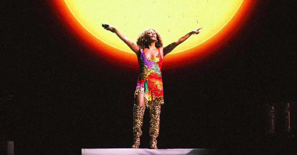 Liniker retoma vínculo com o Pará em show de “Bye Bye Caju”