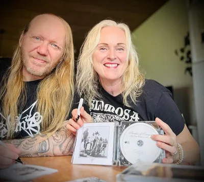 Tommy Lindal volta aos palcos ao lado de Liv Kristine após mais de 30 anos