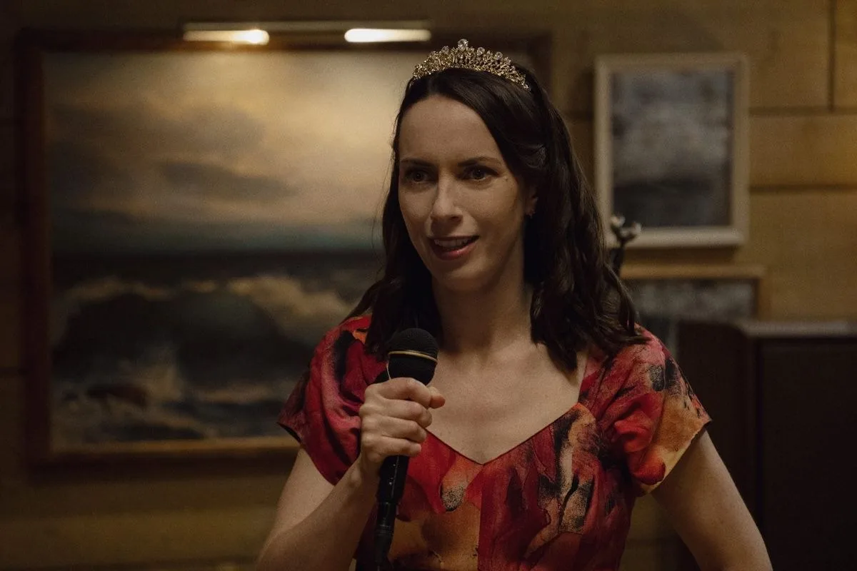 Kate O’Flynn é premiada no Emmy por série ambientada em ilha amaldiçoada