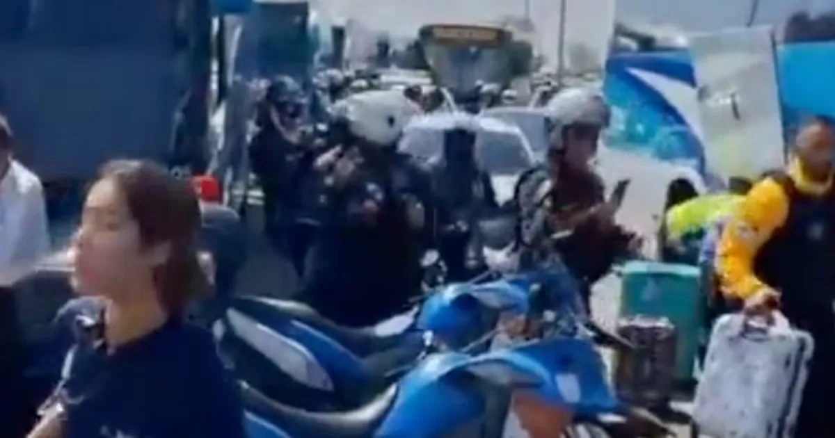Ônibus com estudantes são usados como barricada na Linha Vermelha, no Rio