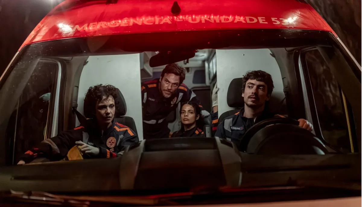 Série do Globoplay acompanha equipe de emergência entre dilemas públicos e pessoais