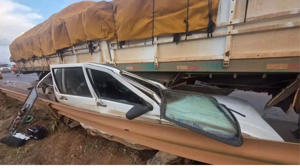 Caminhão atinge Fiat Uno e deixa carro prensado na BR-060, em Anápolis