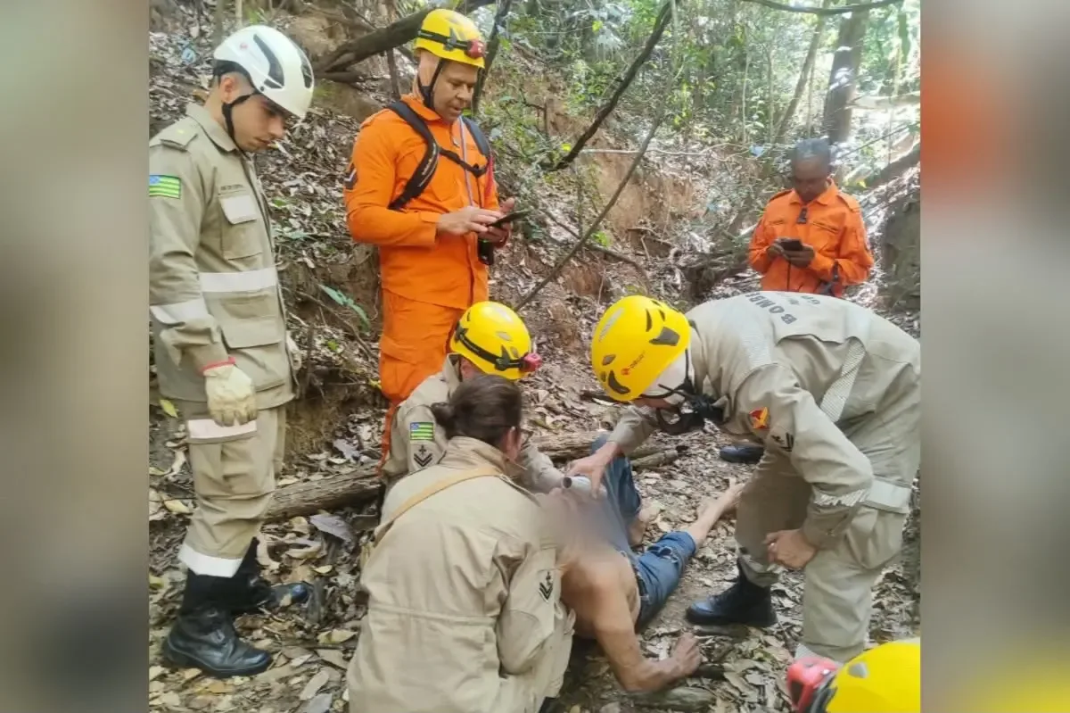 Bombeiros levam homem encontrado em mata de Aragoiânia para hospital