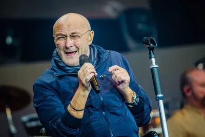 Phil Collins relata internação e sinais de falência dos rins e do fígado