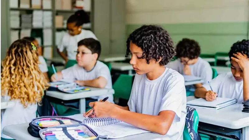 Desigualdade marca resultados brasileiros no Pisa 2025
