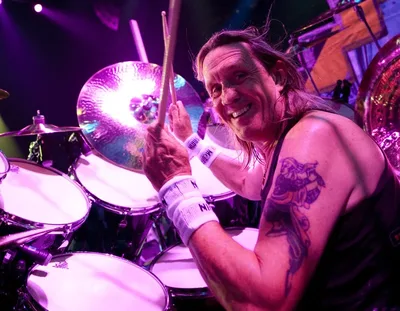 Nicko McBrain diz que pastor apoiou sua permanência no Iron Maiden