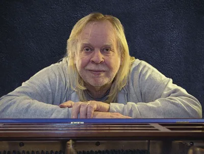 Dalmo Medeiros recorda apresentações com Rick Wakeman e autógrafo perdido
