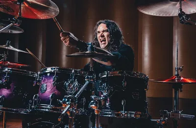 Aquiles Priester homenageia Cronos, do Venom, após morte do músico