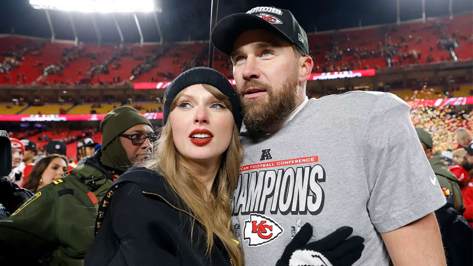 Taylor Swift celebra touchdown de Travis Kelce e exibe aliança no estádio