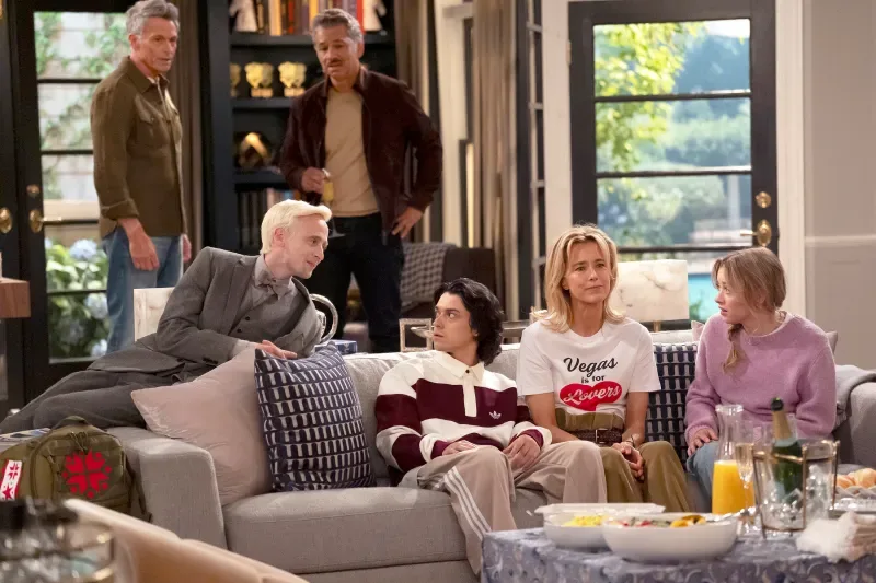 Newlyweds ganha primeiro trailer e reúne Téa Leoni, Tim Daly e Jamie Lee Curtis