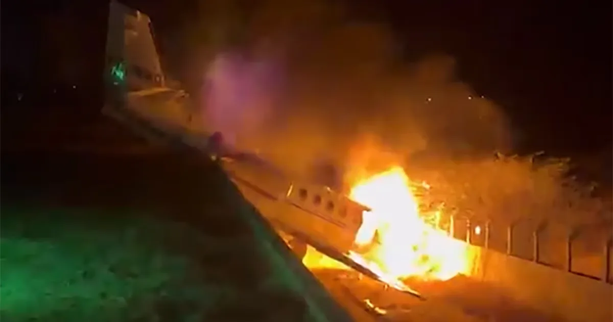 Avião com Rey Vaqueiro pega fogo após sair da pista no Rio Grande do Norte