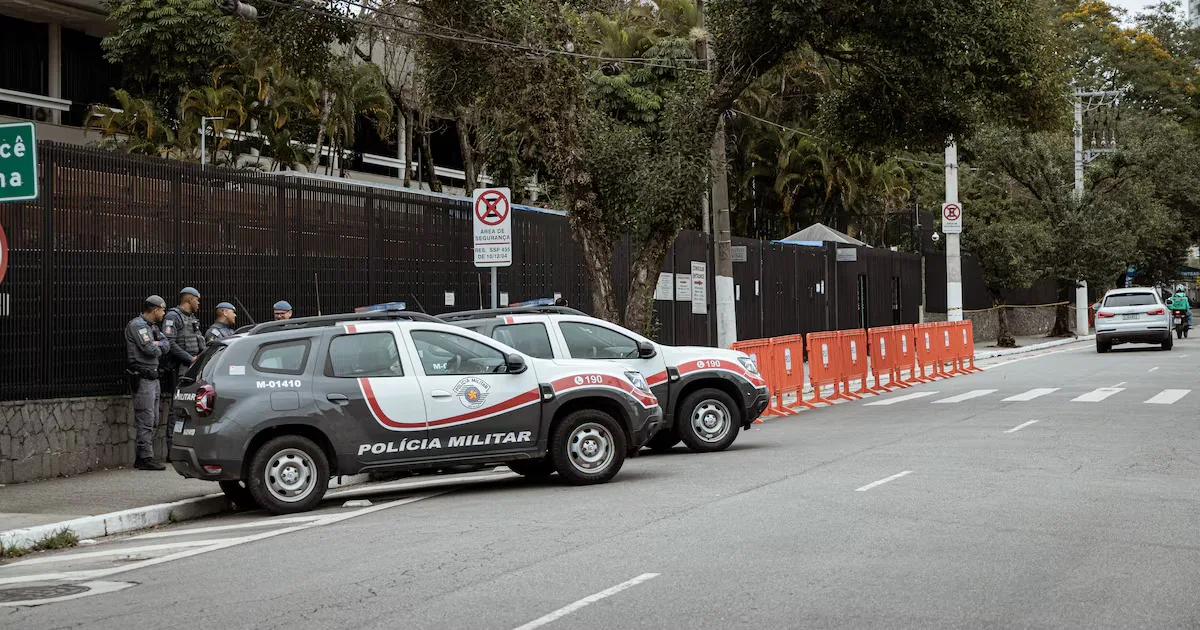 Fila para visto americano já chega a fevereiro de 2027 após suspensão de entrevistas