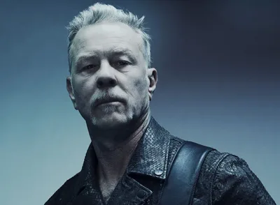 James Hetfield estreia penteado com mecha preta na residência do Metallica