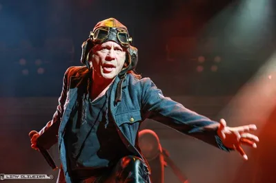 Bruce Dickinson aponta o Iron Maiden como referência máxima do heavy metal