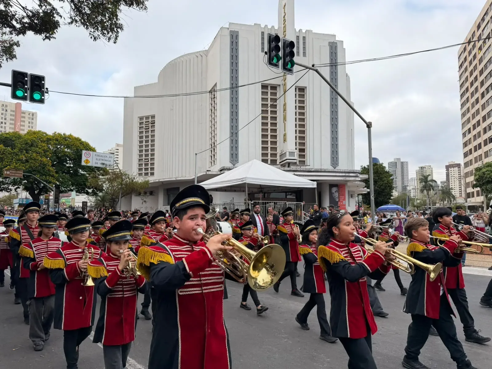 Desfile de 7 de setembro reúne mais de 15 mil pessoas em Goiânia