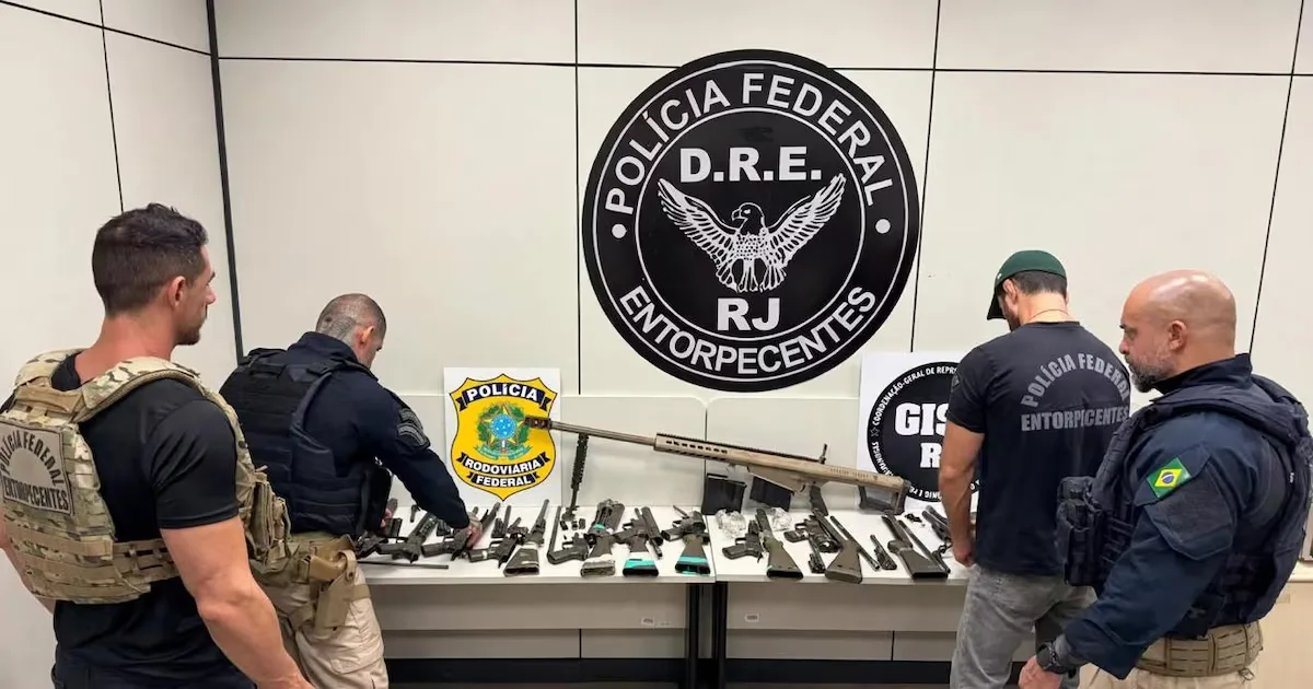 Armas de guerra são encontradas em carga de furgão na Dutra, em Seropédica