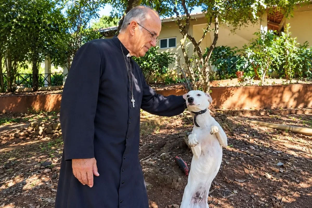 Vídeo de padre com cachorro pela coleira provoca críticas nas redes sociais