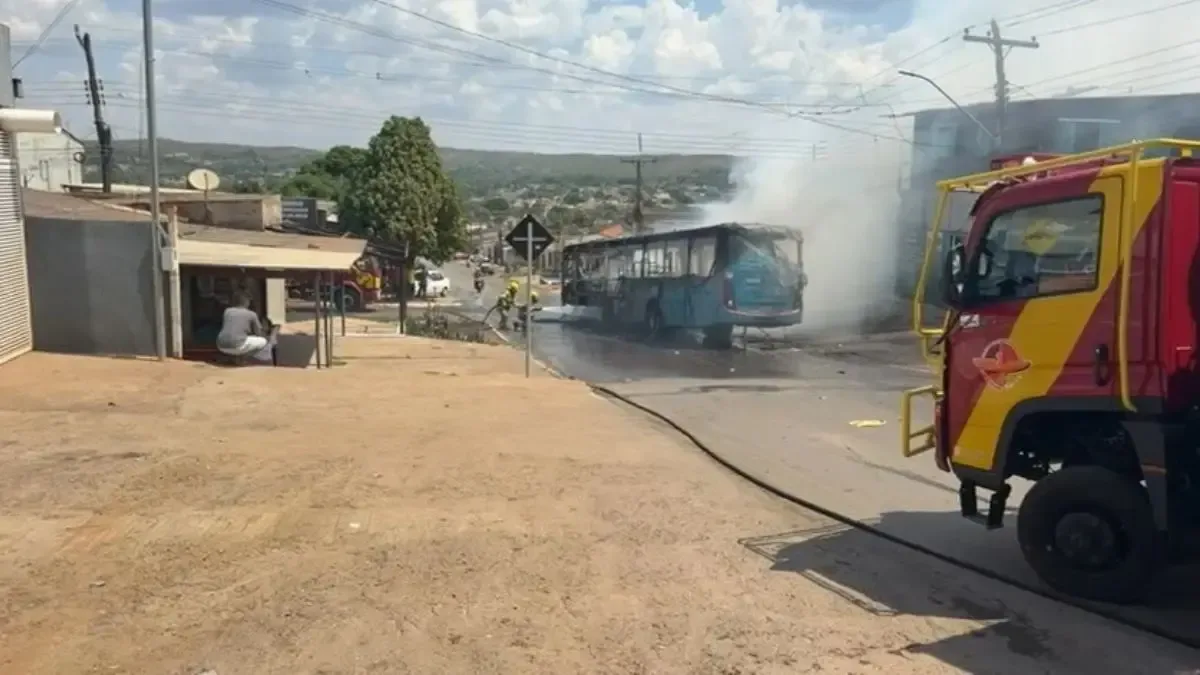 Fogo em coletivo mobiliza bombeiros e danifica rede de telecomunicações em Goiás