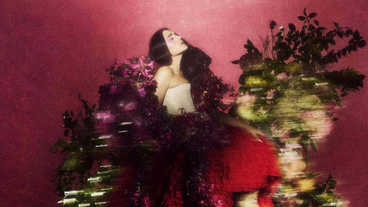 Jessie Ware transforma o amadurecimento em espetáculo pop no álbum ‘Superbloom’