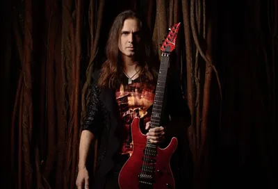 Kiko Loureiro destaca o groove de Eddie Van Halen diante do estilo de Tony Iommi