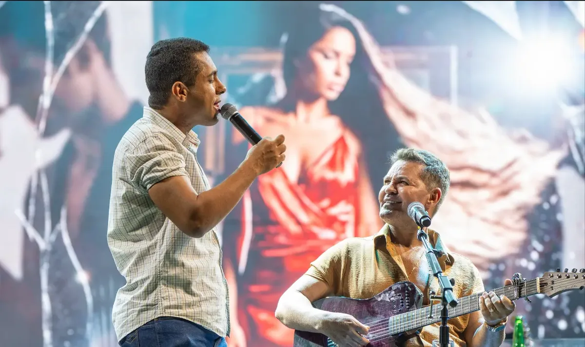 Cabo da PM de Goiás canta com Eduardo Costa durante show em Formoso