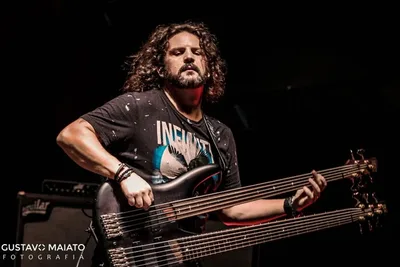 A amizade escolar que levou Felipe Andreoli ao baixo e ao Angra