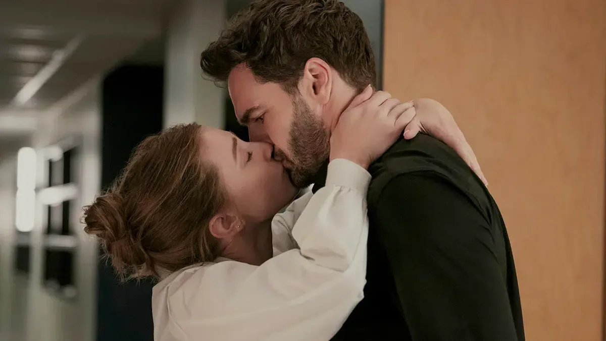 Romance de Ali Hazelwood chega ao Prime Video com 86% no Rotten Tomatoes