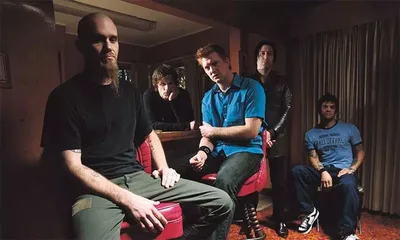 Queens of the Stone Age apresenta novo single antes de álbum de estúdio