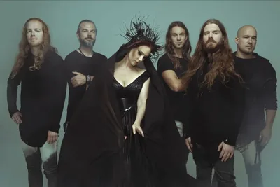 Simone Simons rejeita pressão estética e ressignifica apelido no metal