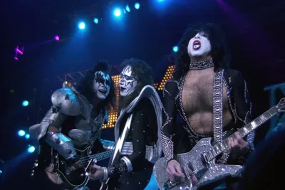 Gene Simmons relaciona saídas de Frehley e Criss a drogas e álcool