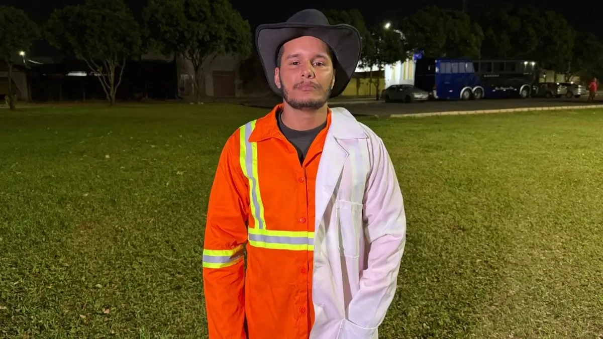 Uniforme de gari marca formatura de trabalhador que concluiu Enfermagem em Goiânia