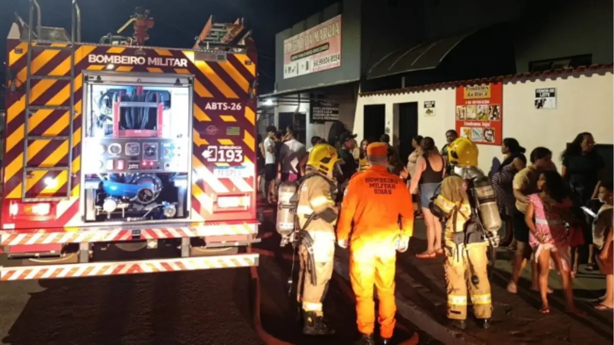 Fumaça prende homem em banheiro durante incêndio em barracão de Rio Verde
