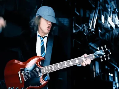 Angus Young defende a força coletiva do AC/DC ao criticar Pete Townshend
