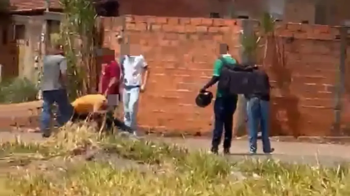 Dois homens são presos após agressão a suspeito de furto em Goiânia