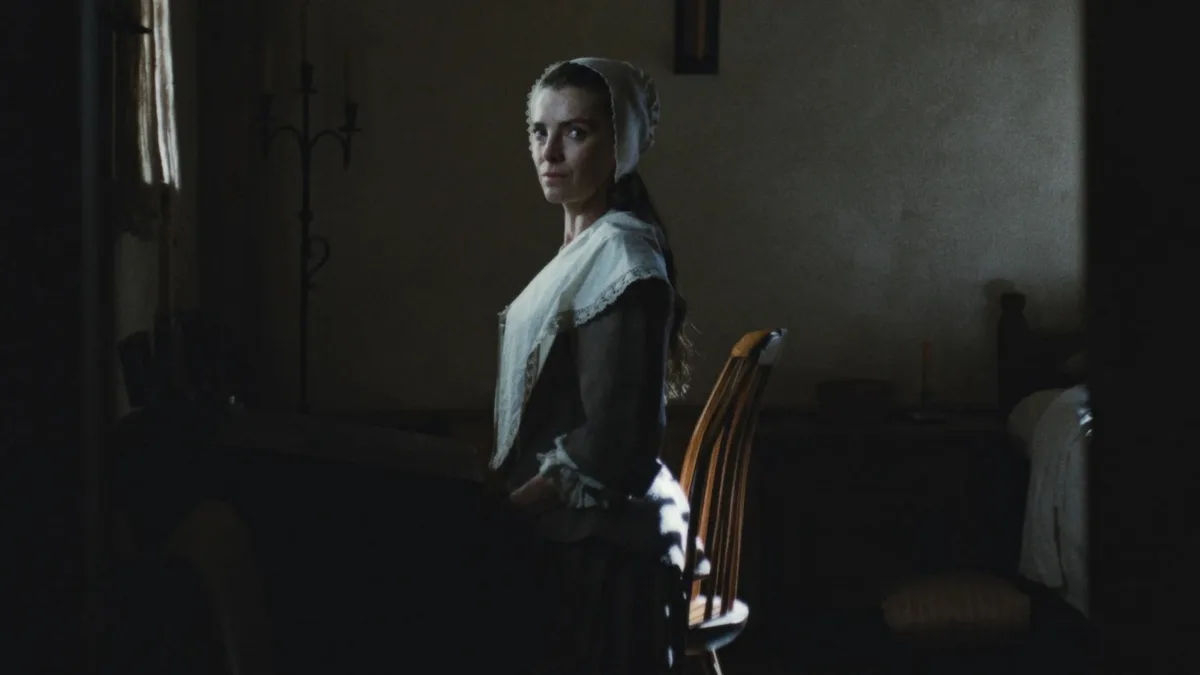 Betty Gilpin recebe prêmio por papel em série de mistério da Apple TV