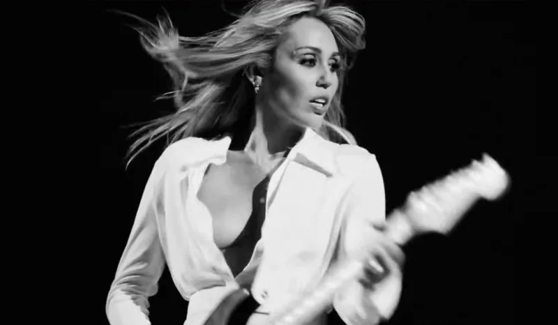 Miley Cyrus anuncia álbum com dez faixas inéditas para setembro