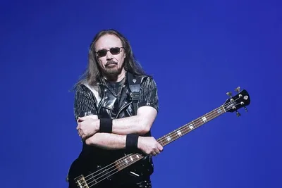 Ian Hill fica fora de show do Judas Priest após lesão no braço esquerdo