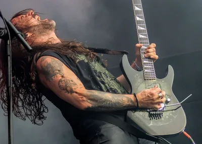 Andreas Kisser relata choro de baixista do Korn antes de show do Sepultura