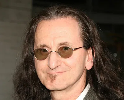 Geddy Lee destaca originalidade de Björk e critica falta de reconhecimento
