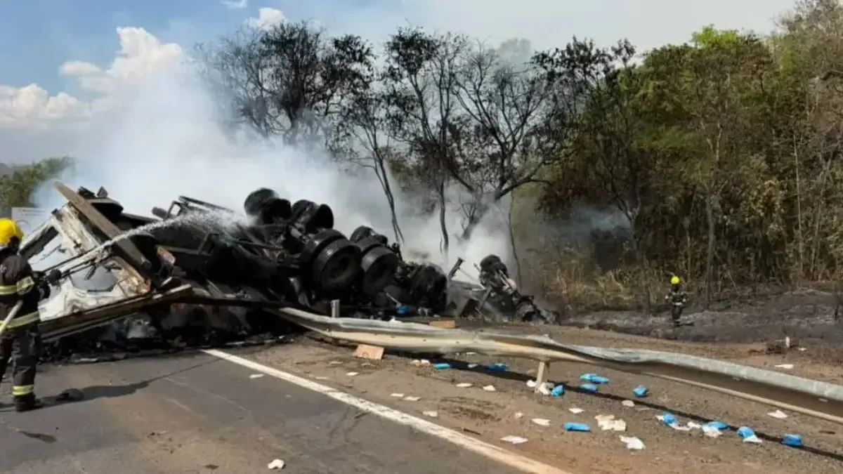 Acidente com incêndio deixa motorista morto na BR-153, em Goiás