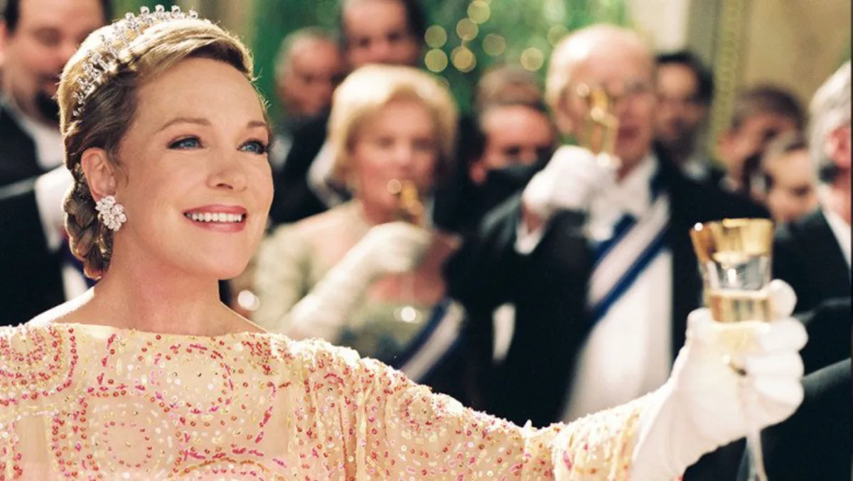 Julie Andrews leva nova estatueta por narração de Bridgerton