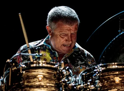 Carl Palmer revela receio de morrer durante turnês aos 76 anos