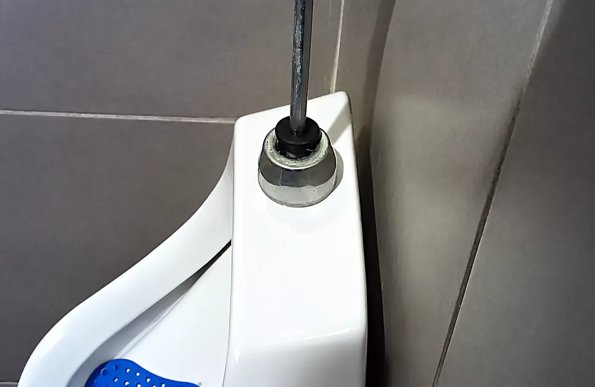 Bancário confessa instalar câmera em banheiro de academia de Goiânia