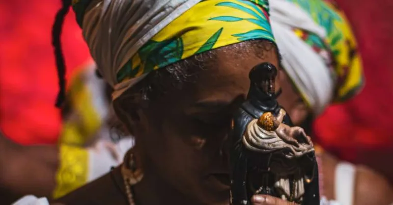 Antonia Nayane apresenta bordados de “Olho D’água” na Terra Firme