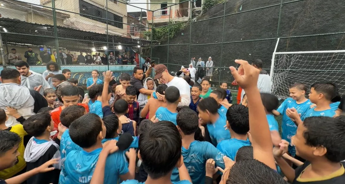 Zé Vaqueiro reúne futebol, solidariedade e música na Rocinha