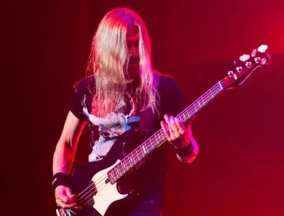 Falha no baixo interrompe introdução de “Peace Sells” em show do Megadeth