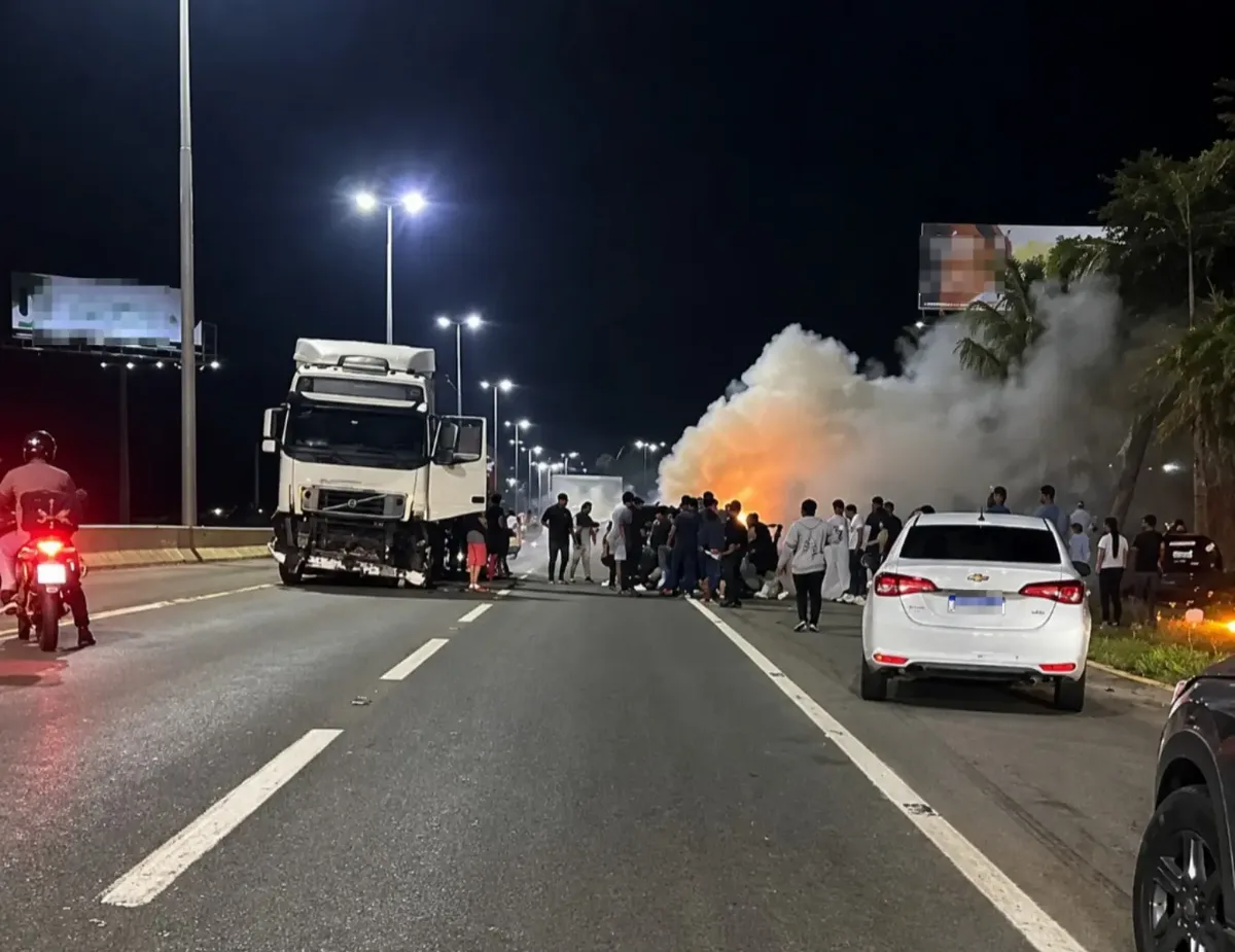 Motoristas tentam retirar condutor de carro em chamas após colisão na GO-020