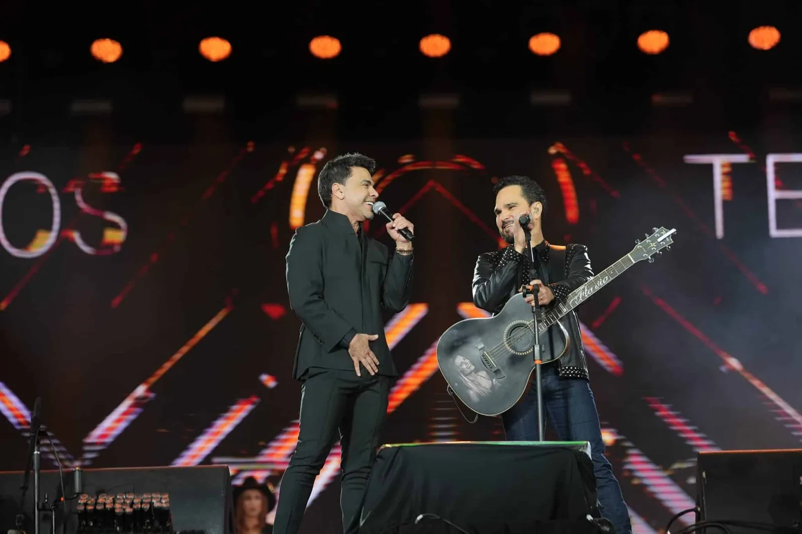 Luciano faz pedido de oração por André Mendonça em show em Blumenau